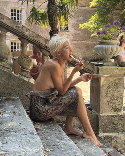 Iris Law feet photo 9