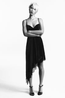 Iris Law feet photo 3