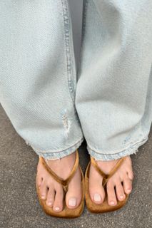Iris Law feet photo 3