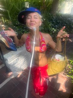 Iris Law feet photo 1