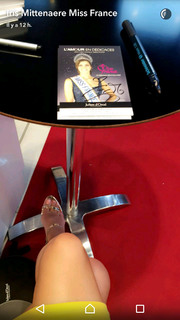 Iris Mittenaere feet photo thumbnail