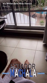 Iris Mittenaere feet photo thumbnail