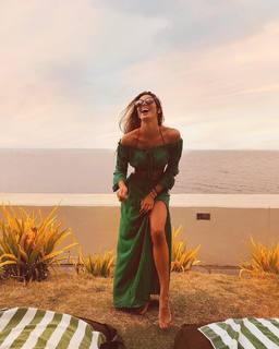 Iris Mittenaere feet photo thumbnail