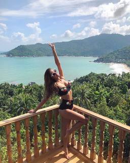 Iris Mittenaere feet photo thumbnail