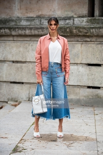 Iris Mittenaere feet photo thumbnail