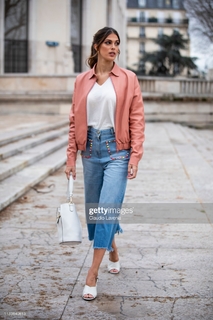 Iris Mittenaere feet photo thumbnail
