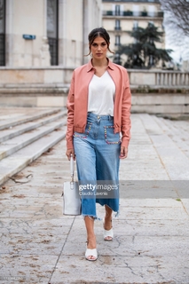 Iris Mittenaere feet photo thumbnail