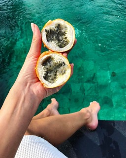 Iris Mittenaere feet photo thumbnail