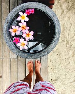 Iris Mittenaere feet photo thumbnail