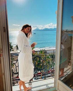 Iris Mittenaere feet photo thumbnail