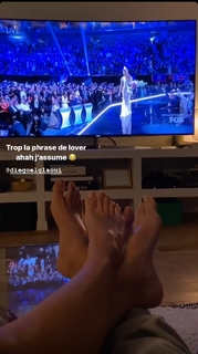 Iris Mittenaere feet photo thumbnail