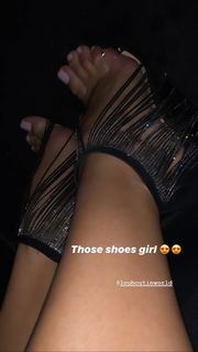 Iris Mittenaere feet photo thumbnail