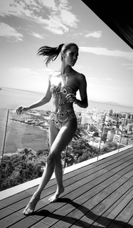 Iris Mittenaere feet photo thumbnail