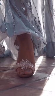 Iris Mittenaere feet photo thumbnail