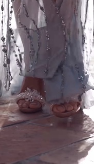 Iris Mittenaere feet photo thumbnail