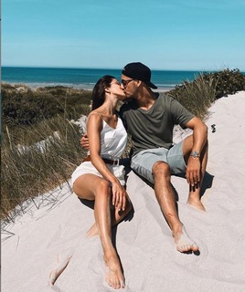 Iris Mittenaere feet photo thumbnail