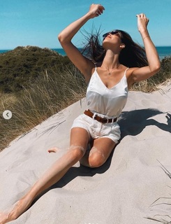 Iris Mittenaere feet photo thumbnail