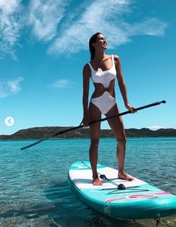 Iris Mittenaere feet photo thumbnail