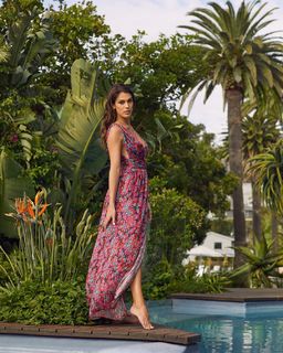 Iris Mittenaere feet photo thumbnail