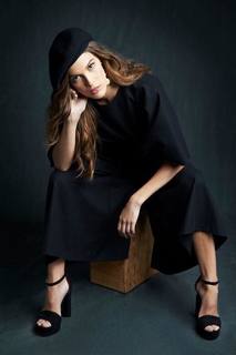 Iris Mittenaere feet photo thumbnail
