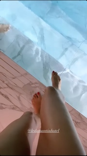 Iris Mittenaere feet photo thumbnail