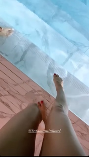 Iris Mittenaere feet photo thumbnail