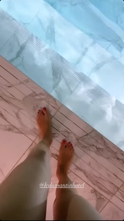 Iris Mittenaere feet photo thumbnail