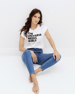 Iris Mittenaere feet photo thumbnail
