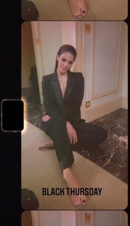 Iris Mittenaere feet photo thumbnail
