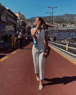 Iris Mittenaere feet photo thumbnail