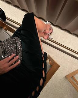 Iris Mittenaere feet photo thumbnail