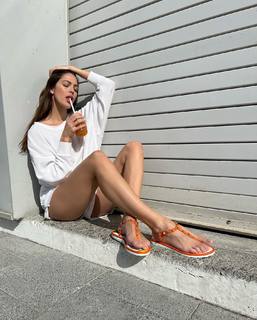 Iris Mittenaere feet photo thumbnail