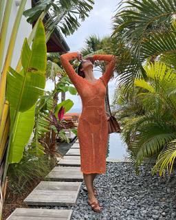 Iris Mittenaere feet photo thumbnail