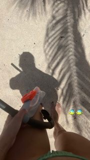 Iris Mittenaere feet photo thumbnail