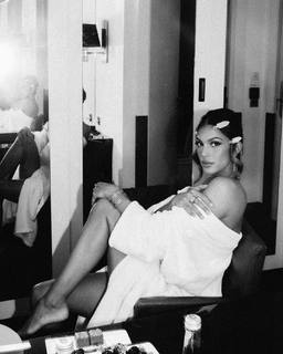 Iris Mittenaere feet photo thumbnail