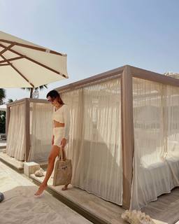 Iris Mittenaere feet photo thumbnail