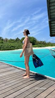 Iris Mittenaere feet photo thumbnail