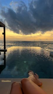 Iris Mittenaere feet photo thumbnail