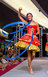 Iris Mittenaere feet photo thumbnail