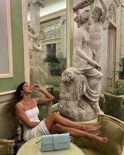 Iris Mittenaere feet photo thumbnail