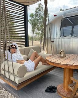 Iris Mittenaere feet photo thumbnail