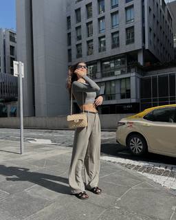 Iris Mittenaere feet photo thumbnail