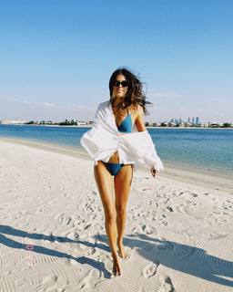 Iris Mittenaere feet photo thumbnail