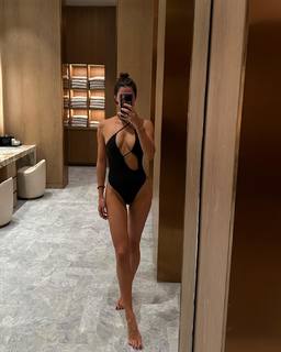 Iris Mittenaere feet photo thumbnail