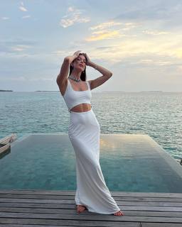Iris Mittenaere feet photo thumbnail