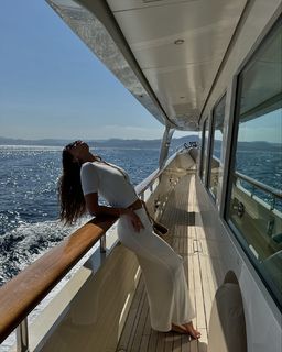 Iris Mittenaere feet photo thumbnail