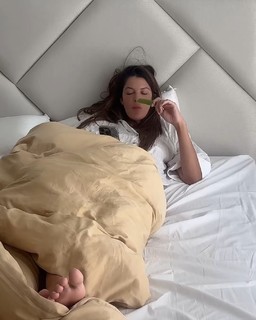 Iris Mittenaere feet photo thumbnail