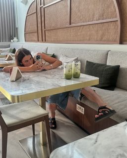 Iris Mittenaere feet photo thumbnail