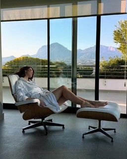Iris Mittenaere feet photo thumbnail