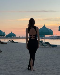 Iris Mittenaere feet photo thumbnail